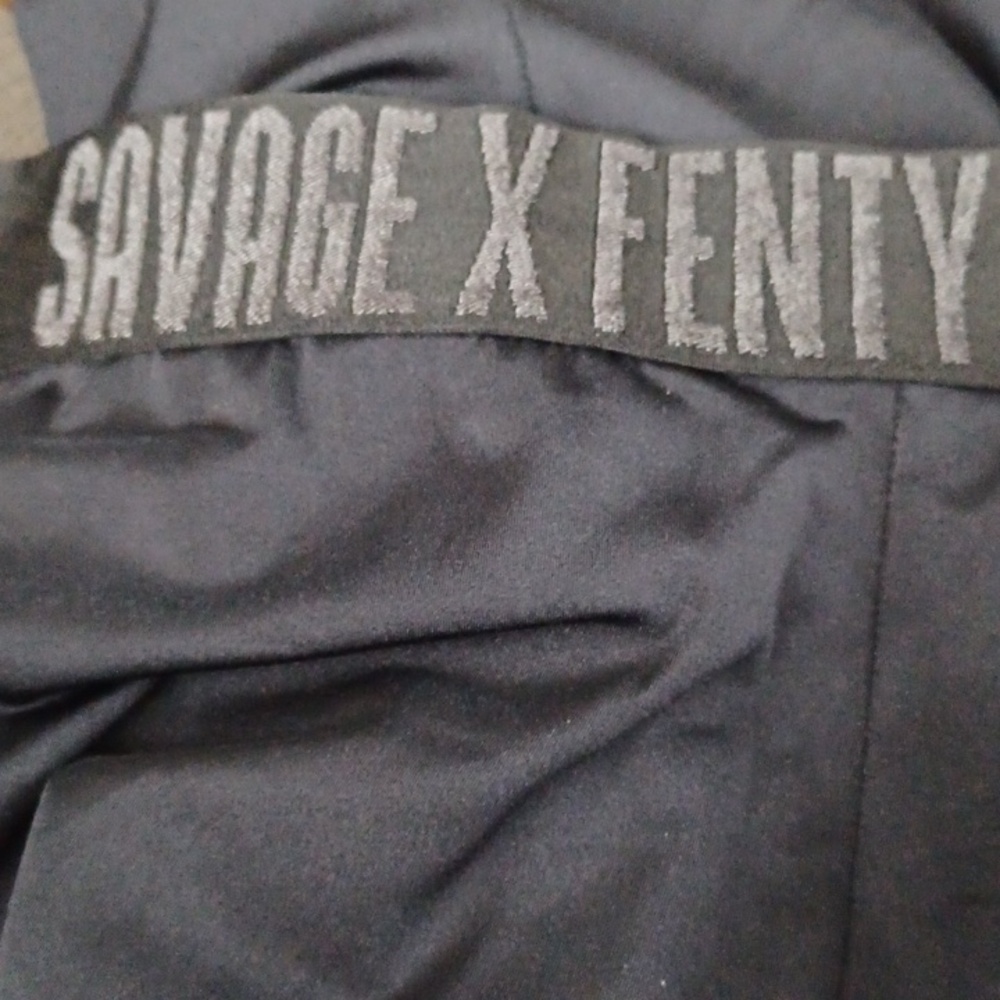 Savage X Fenty Black Leggings Sz.2X Side Leg Accents. L.28". EUC! - Picture 7 of 7